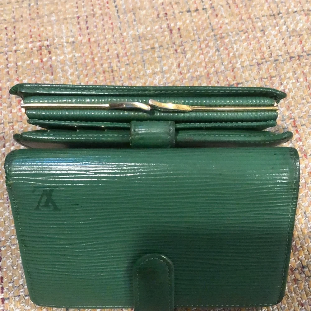 LOUIS VUITTON Green EPI Leather Kiss Lock Bifold Wallet MI1916